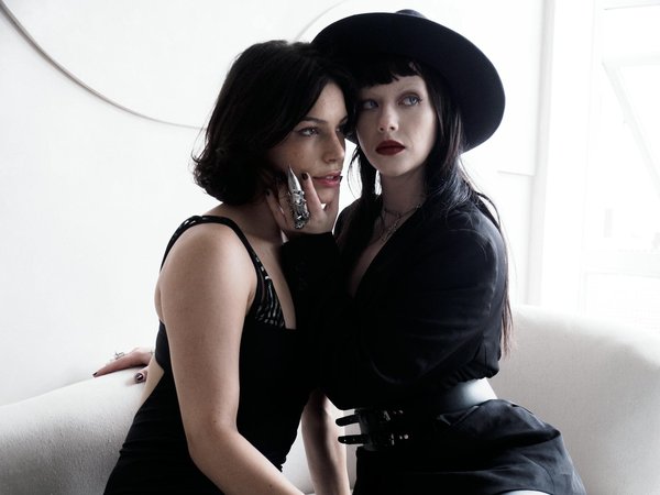 Les influenceurs mode à suivre absolument pour découvrir les dernières tendances en accessoires